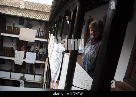 Granada, Espagne. 1er mai 2018. Une femme décore avec un ''le châle de Santiago Corrala'' pour la ''Dia de la cruz''. 'El dÃ-a de la cruz'' ou 'DÃ-un de Las Cruces'' est l'une des plus belles fêtes de Grenade. Chaque 3e de mai de nombreuses rues, places et terrasses voir les autels de croix décorées avec des fleurs pour célébrer la Sainte Croix. Crédit : Carlos Gil/SOPA Images/ZUMA/Alamy Fil Live News Banque D'Images