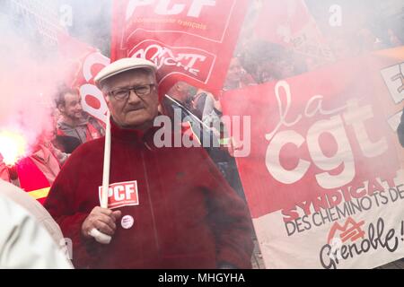 Grenoble, France. 1er mai 2018. Union du commerce international de démonstration et de 1er mai pour le respect des conditions de travail. Présence de la CGT cheminots, SNCF, rail et de former du personnel, Parti communiste français (PCF), militants, étudiants et universitaires contre la sélection et le plan Vidal à l'université, des groupes pour la défense des migrants et de leur régularisation, les collectifs de solidarité avec les travailleurs sans papiers. Credit : Thibaut/Alamy Live News Banque D'Images