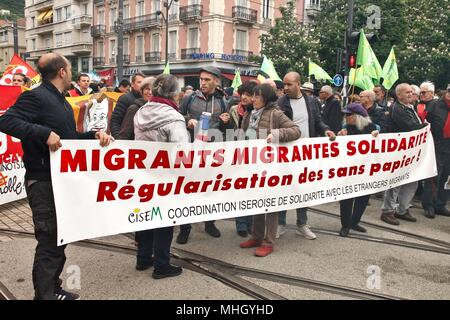 Grenoble, France. 1er mai 2018. Union du commerce international de démonstration et de 1er mai pour le respect des conditions de travail. Présence de la CGT cheminots, SNCF, rail et de former du personnel, Parti communiste français (PCF), militants, étudiants et universitaires contre la sélection et le plan Vidal à l'université, des groupes pour la défense des migrants et de leur régularisation, les collectifs de solidarité avec les travailleurs sans papiers. Credit : Thibaut/Alamy Live News Banque D'Images