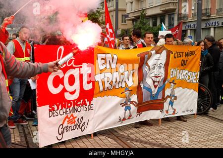 Grenoble, France. 1er mai 2018. Union du commerce international de démonstration et de 1er mai pour le respect des conditions de travail. Présence de la CGT cheminots, SNCF, rail et de former du personnel, Parti communiste français (PCF), militants, étudiants et universitaires contre la sélection et le plan Vidal à l'université, des groupes pour la défense des migrants et de leur régularisation, les collectifs de solidarité avec les travailleurs sans papiers. Credit : Thibaut/Alamy Live News Banque D'Images