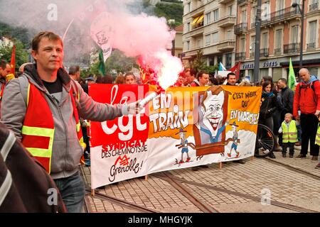 Grenoble, France. 1er mai 2018. Union du commerce international de démonstration et de 1er mai pour le respect des conditions de travail. Présence de la CGT cheminots, SNCF, rail et de former du personnel, Parti communiste français (PCF), militants, étudiants et universitaires contre la sélection et le plan Vidal à l'université, des groupes pour la défense des migrants et de leur régularisation, les collectifs de solidarité avec les travailleurs sans papiers. Credit : Thibaut/Alamy Live News Banque D'Images