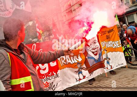 Grenoble, France. 1er mai 2018. Union du commerce international de démonstration et de 1er mai pour le respect des conditions de travail. Présence de la CGT cheminots, SNCF, rail et de former du personnel, Parti communiste français (PCF), militants, étudiants et universitaires contre la sélection et le plan Vidal à l'université, des groupes pour la défense des migrants et de leur régularisation, les collectifs de solidarité avec les travailleurs sans papiers. Credit : Thibaut/Alamy Live News Banque D'Images