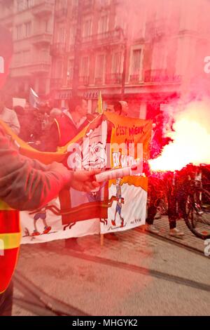 Grenoble, France. 1er mai 2018. Union du commerce international de démonstration et de 1er mai pour le respect des conditions de travail. Présence de la CGT cheminots, SNCF, rail et de former du personnel, Parti communiste français (PCF), militants, étudiants et universitaires contre la sélection et le plan Vidal à l'université, des groupes pour la défense des migrants et de leur régularisation, les collectifs de solidarité avec les travailleurs sans papiers. Credit : Thibaut/Alamy Live News Banque D'Images