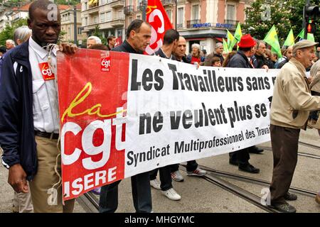 Grenoble, France. 1er mai 2018. Union du commerce international de démonstration et de 1er mai pour le respect des conditions de travail. Présence de la CGT cheminots, SNCF, rail et de former du personnel, Parti communiste français (PCF), militants, étudiants et universitaires contre la sélection et le plan Vidal à l'université, des groupes pour la défense des migrants et de leur régularisation, les collectifs de solidarité avec les travailleurs sans papiers. Credit : Thibaut/Alamy Live News Banque D'Images