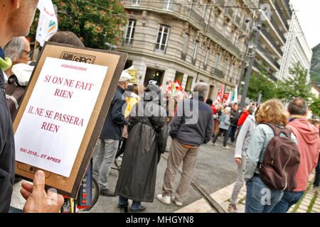 Grenoble, France. 1er mai 2018. Union du commerce international de démonstration et de 1er mai pour le respect des conditions de travail. Présence de la CGT cheminots, SNCF, rail et de former du personnel, Parti communiste français (PCF), militants, étudiants et universitaires contre la sélection et le plan Vidal à l'université, des groupes pour la défense des migrants et de leur régularisation, les collectifs de solidarité avec les travailleurs sans papiers. Credit : Thibaut/Alamy Live News Banque D'Images