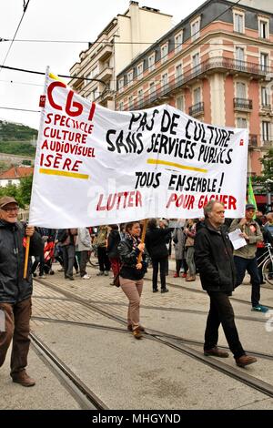 Grenoble, France. 1er mai 2018. Union du commerce international de démonstration et de 1er mai pour le respect des conditions de travail. Présence de la CGT cheminots, SNCF, rail et de former du personnel, Parti communiste français (PCF), militants, étudiants et universitaires contre la sélection et le plan Vidal à l'université, des groupes pour la défense des migrants et de leur régularisation, les collectifs de solidarité avec les travailleurs sans papiers. Credit : Thibaut/Alamy Live News Banque D'Images