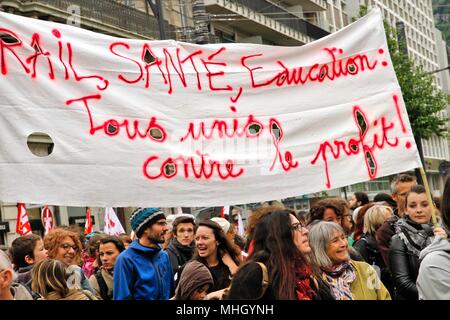 Grenoble, France. 1er mai 2018. Union du commerce international de démonstration et de 1er mai pour le respect des conditions de travail. Présence de la CGT cheminots, SNCF, rail et de former du personnel, Parti communiste français (PCF), militants, étudiants et universitaires contre la sélection et le plan Vidal à l'université, des groupes pour la défense des migrants et de leur régularisation, les collectifs de solidarité avec les travailleurs sans papiers. Credit : Thibaut/Alamy Live News Banque D'Images