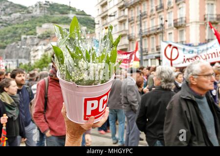 Grenoble, France. 1er mai 2018. Union du commerce international de démonstration et de 1er mai pour le respect des conditions de travail. Présence de la CGT cheminots, SNCF, rail et de former du personnel, Parti communiste français (PCF), militants, étudiants et universitaires contre la sélection et le plan Vidal à l'université, des groupes pour la défense des migrants et de leur régularisation, les collectifs de solidarité avec les travailleurs sans papiers. Credit : Thibaut/Alamy Live News Banque D'Images