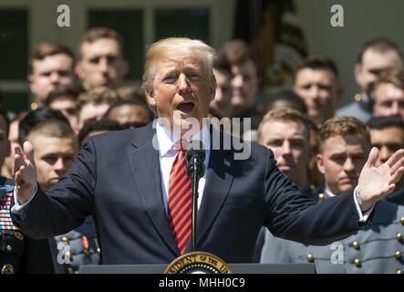 Le 1 mai, 2018 - Washington, District de Columbia, États-Unis d'Amérique - Etats-Unis Le Président Donald J. Trump rend les commentaires comme il présente le commandant en chef's trophée à l'équipe de football de l'Académie militaire des États-Unis dans la roseraie de la Maison Blanche à Washington, DC le Mardi, Mai 1, 2018. Le commandant en chef est décerné au gagnant du match de football annuel Army-Navy qui s'est joué au Lincoln Financial Field à Philadelphie, Pennsylvanie, le 9 décembre 2017. Les Black Knights de l'Armée de battre les aspirants de marine 14 - 13.Credit : Ron Sachs/CNP (crédit Image : © Ron Sach Banque D'Images