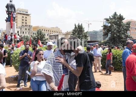 Beyrouth, Liban. 1er mai 2018. Deux hommes embrasser lors d'une marche organisée par des membres du Parti communiste libanais et d'autres groupes de défense des droits des travailleurs dans la célébration de la Journée internationale du Travail. Credit : Antoine Abou-Diwan SOPA/Images/ZUMA/Alamy Fil Live News Banque D'Images