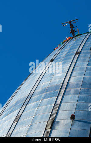 Londres, Royaume-Uni. 1er mai 2018. Les travailleurs à tirer parti de l'effacer temps calme dans le centre de Londres pour travailler à l'extérieur de la nouvelle maison au numéro 1 de Blackfriars à Londres. Ciel bleu sur la capitale permettent aux travailleurs de la construction ou des travaux de gréeurs sur l'extérieur d'un très haut immeuble le numéro un et Blackfriars. Vertige grave que les travailleurs se suspendre à l'extérieur et le haut d'un nouveau bloc d'appartements dans le centre de Londres. Crédit : Steve Hawkins Photography/Alamy Live News Banque D'Images