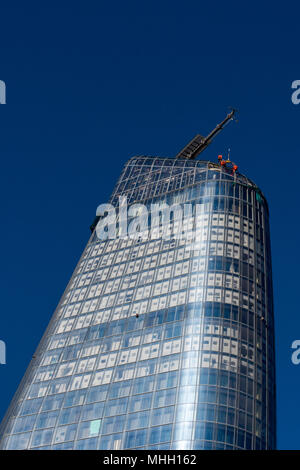 Londres, Royaume-Uni. 1er mai 2018. Les travailleurs à tirer parti de l'effacer temps calme dans le centre de Londres pour travailler à l'extérieur de la nouvelle maison au numéro 1 de Blackfriars à Londres. Ciel bleu sur la capitale permettent aux travailleurs de la construction ou des travaux de gréeurs sur l'extérieur d'un très haut immeuble le numéro un et Blackfriars. Vertige grave que les travailleurs se suspendre à l'extérieur et le haut d'un nouveau bloc d'appartements dans le centre de Londres. Crédit : Steve Hawkins Photography/Alamy Live News Banque D'Images