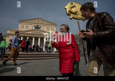 Moscou, Russie. 1er mai 2018. Personnes titulaires d'un parti communiste soviétique à un rassemblement organisé par le parti communiste de la Fédération de Russie, à Moscou sur la Place du Théâtre de la Journée internationale du Travail , la Russie Crédit : Nikolay Vinokourov/Alamy Live News Banque D'Images