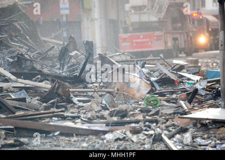 Sao Paulo, Brésil. 1er mai 2018. Les pompiers travaillent dans la foulée et recherchez d'éventuelles victimes de l'incendie qui a frappé deux bâtiments dans le centre de la ville de Sao Paulo, à l'aube, le mardi (01). L'un des bâtiments déjà installé un bureau de la Police fédérale et s'est effondré. Credit : Paulo Lopes/ZUMA/Alamy Fil Live News Banque D'Images