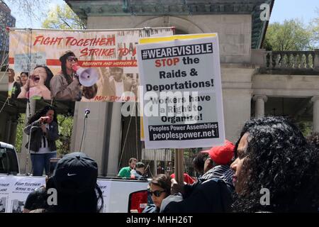 New York City, New York, USA. 1er mai 2018. Un petit milieu de la journée internationale des travailleurs rally a eu lieu à Union Square à New York, aujourd'hui, 1er mai. Mai, 2018. Limité à un petit espace fermé à l'arrière du parc, le rallye a été beaucoup moindre qu'au cours des dernières années, mais tout aussi passionné. Credit : Ronald G. Lopez/ZUMA/Alamy Fil Live News Banque D'Images