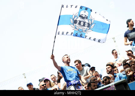 28 avril 2018, Cornella-El Prat, Cornellà de Llobregat, Barcelone, Espagne ; La Liga football, Espanyol contre Las Palmas ; Un Espanyol vagues supporter son drapeau pendant le match Banque D'Images