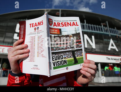 L'Emirates Stadium, Londres, Royaume-Uni. Apr 26, 2018. L'UEFA Europa League Football, demi-finale, 1ère manche contre Arsenal, l'Atletico Madrid ; ventilateur Arsenal match officiel d'aujourd'hui lecture jour programme avec le gestionnaire d'Arsenal Arsène Wenger sur le capot avant : Action Crédit Plus Sport/Alamy Live News Banque D'Images