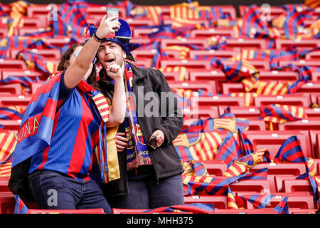 Wanda Metropolitano, Madrid, Espagne. Apr 21, 2018. La Copa del Rey, finale de football FC Barcelone et Séville ; fans dans le stade avant le match : Action Crédit Plus Sport/Alamy Live News Banque D'Images