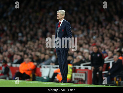 L'Emirates Stadium, Londres, Royaume-Uni. Apr 26, 2018. L'UEFA Europa League Football, demi-finale, 1ère manche contre Arsenal, l'Atletico Madrid ; gestionnaire d'Arsenal Arsene Wenger montres comme il l'affirmer l'équipe court-circuit-numérotés avantage sur le crédit de l'Atlético : Action Plus Sport/Alamy Live News Banque D'Images