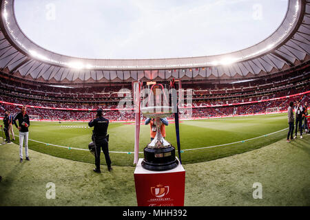 Wanda Metropolitano, Madrid, Espagne. Apr 21, 2018. La Copa del Rey, finale de football FC Barcelone et Séville, le trophée en exposition Crédit : avant-match Plus Sport Action/Alamy Live News Banque D'Images