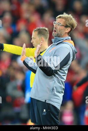 Anfield, Liverpool, Royaume-Uni. Apr 24, 2018. Ligue des Champions de football, demi-finale, 1ère manche, Liverpool contre les Roms ; Jurgen Klopp, manager de Liverpool réagit au cours de la seconde moitié comme le juge de ligne de crédit hors-jeu des signaux : Action Plus Sport/Alamy Live News Banque D'Images