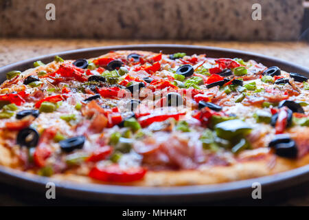 Pizza chaude fraîchement cuits dans une poêle. Le style américain. Croûte épaisse Banque D'Images