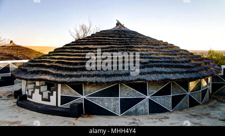 Ndebele traditionnels hut à Botshabelo, Mpumalanga, Afrique du Sud Banque D'Images