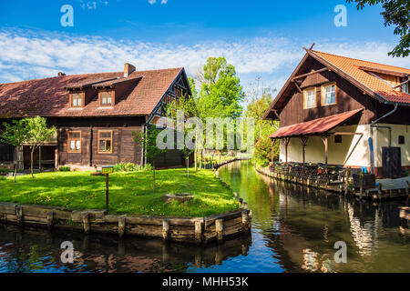 Paysage avec cottages dans la région de Spreewald, Allemagne. Banque D'Images