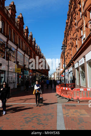 Reading, Royaume-Uni - 26 Avril 2018 : Vue vers le bas de la rue de la reine Victoria Broad Street Banque D'Images