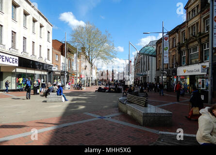 Reading, Royaume-Uni - 26 Avril 2018 : Shoppers out sur une journée ensoleillée dans Broad Street Banque D'Images