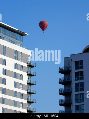 Basingstoke, Hampshire - 20 Avril 2018 : une Vierge hot air ballon dérive plus appartements en centre-ville de Basingstoke Banque D'Images