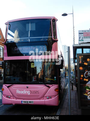 Lecture, Angleterre - le 01 décembre 2017 : un numéro Rose 23 bus à l'arrêt de Friar Street, Reading, avant son voyage à Caversham Park Banque D'Images