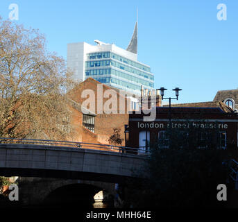 Lecture, Angleterre - le 01 décembre 2017 : La lame bâtiment derrière London Street Brasserie sur une journée ensoleillée dans la lecture Banque D'Images