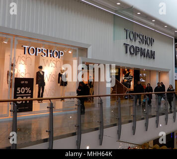 Lecture, Angleterre - le 01 décembre 2017 : Shoppers passant Top Man dans le centre commercial Oracle. Banque D'Images