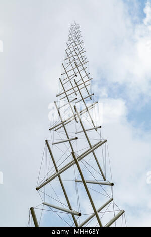 Tour de l'aiguille II par Kenneth Snelson dans le jardin de sculptures du musée Kroller Muller. Banque D'Images