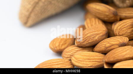 Groupe d'amandes sur fond blanc. Sélectionnez l'accent faible profondeur de champ. Banque D'Images