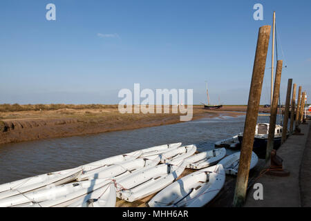 Petit bateau de voitures. Blakeney, Norfolk, UK Banque D'Images