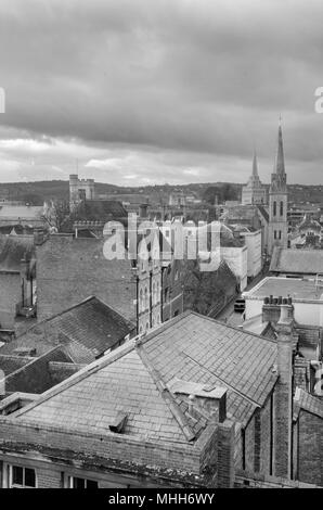 OXFORD, ANGLETERRE - 7 mars 2012 : un point de vue d'un bâtiment à Oxford à l'églises différentes dans l'arrière-plan. Banque D'Images