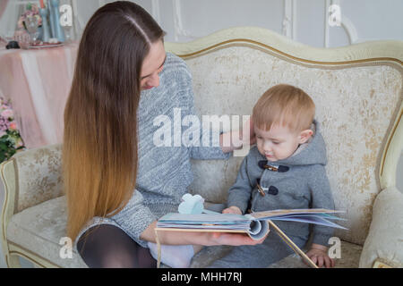 La mère et son bébé à la photobook Banque D'Images