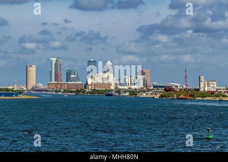 Tampa skyline à partir de l'eau dans la baie Banque D'Images