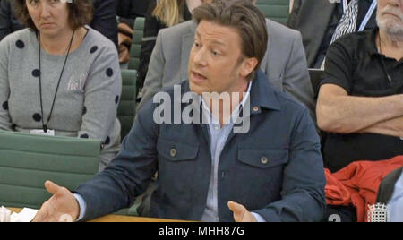 Jamie Oliver fait preuve au comité de santé et de soins sociaux à propos de l'obésité infantile à Portcullis House à Westminster, Londres. Banque D'Images