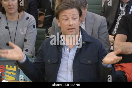 Jamie Oliver fait preuve au comité de santé et de soins sociaux à propos de l'obésité infantile à Portcullis House à Westminster, Londres. Banque D'Images