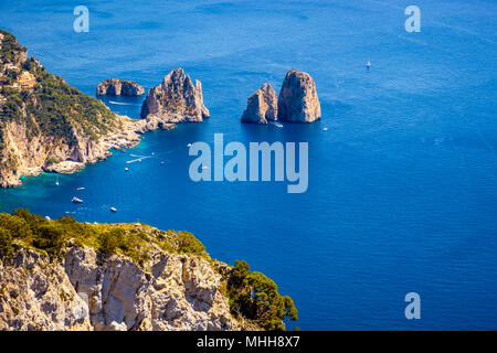 Vue paysage rocheux du littoral de l'océan dans la région de Capri, Italie, Europe Banque D'Images