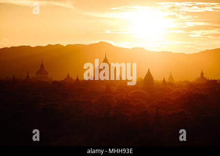 Magnifique coucher de soleil vue paysage avec des anciens temples à Bagan, Myanmar Banque D'Images