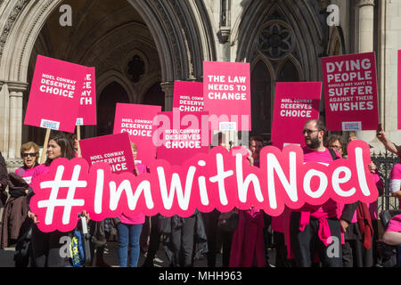 Les militants de la "dignité dans la mort' soutenir Noel Conway qui veut être aidé à mourir, faire campagne en dehors de la Royal Courts of Justice Banque D'Images