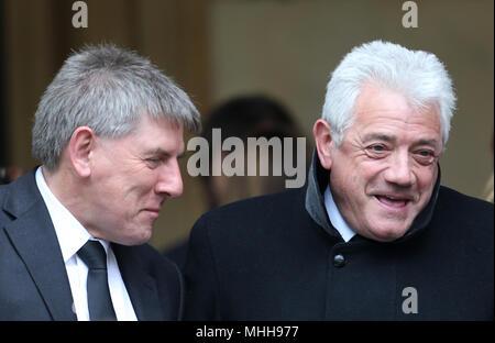 Peter Beardsley et Kevin Keegan en dehors de St Luke's et à Christ Church, Londres, où le service commémoratif pour un ancien joueur de Chelsea Ray Wilkins est tenu. Wilkins, qui a commencé une carrière impressionnante à Stamford Bridge et aussi plus tard l'entraîneur, décédé à l'âge de 61 à la suite d'un arrêt cardiaque. Banque D'Images