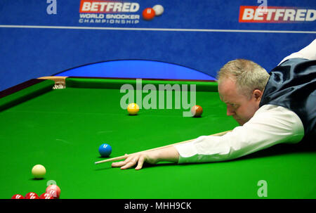 John Higgins durant son match contre Judd Trump pendant onze jours du championnat du monde 2018 Betfred au creuset, Sheffield. Banque D'Images