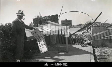 Meubles anciens De septembre ou octobre 1938 photographie, falaise à pied à partir de la destruction, le 21 septembre 1938 Grande Nouvelle Angleterre l'ouragan dans ou près de Newport, Rhode Island. SOURCE : tirage photographique original. Banque D'Images