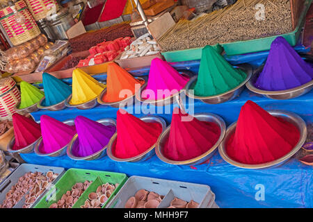 Rangoli en poudre, encens et joss sticks sur l'affichage dans un marché indien. Banque D'Images