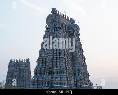 En début de soirée la lumière n'est le Gopuram, ou la passerelle, de la tour du temple Meenakshi couvrant 45 acres dans la ville de Madurai, Inde Banque D'Images